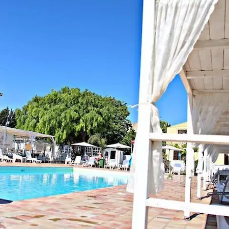 Brunello Con Veranda E Piscina Condivisa