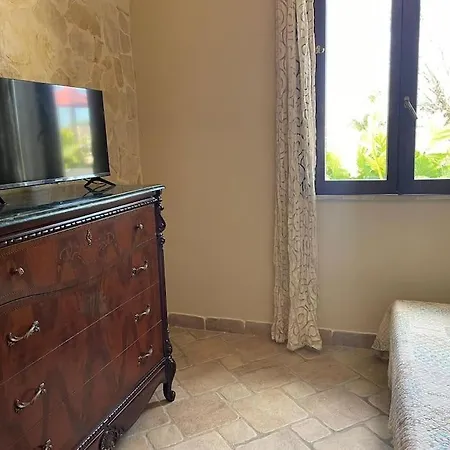 Brunello Con Veranda E Piscina Condivisa