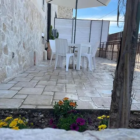 Apartment Brunello Con Veranda E Piscina Condivisa *