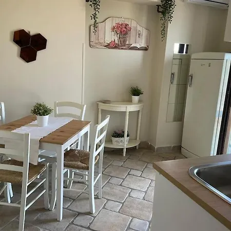 Apartment Brunello Con Veranda E Piscina Condivisa